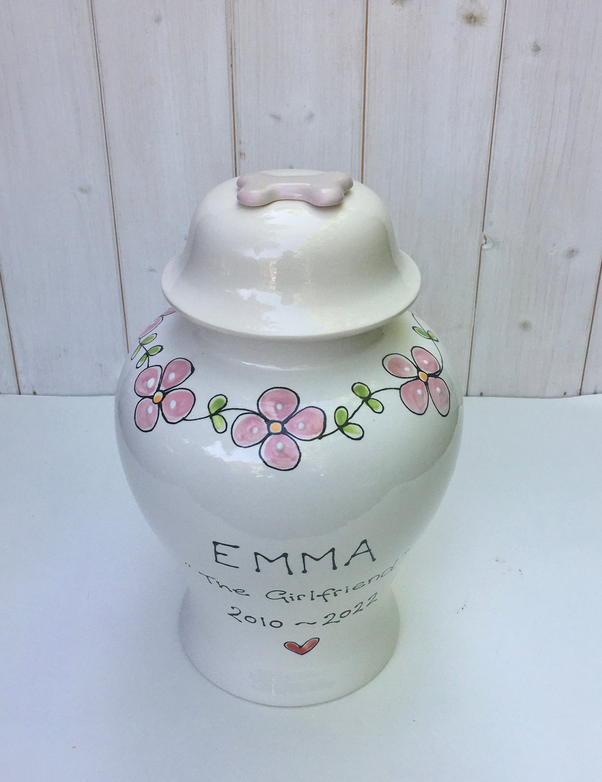 Pet urn